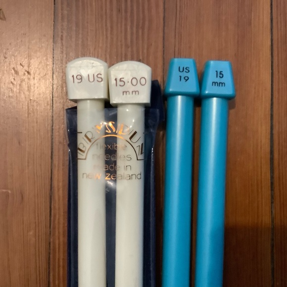 Two pairs jumbo/ bulky knitting needles. Size US 19/ 15mm. EUC - Picture 4 of 4